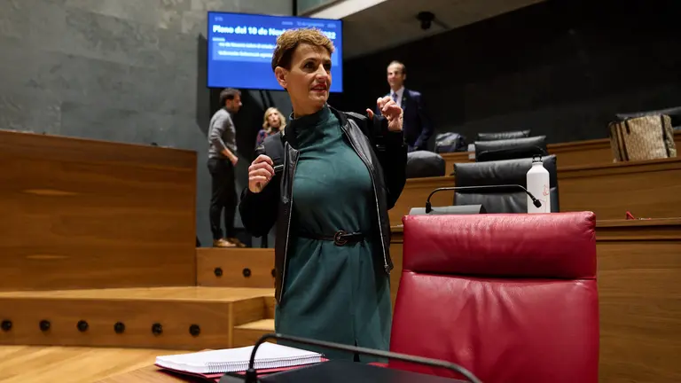 La presidenta del Gobierno, María Chivite, en su llegada al salón de plenos para el debate sobre el Estado de la Comunidad. PABLO LASAOSA