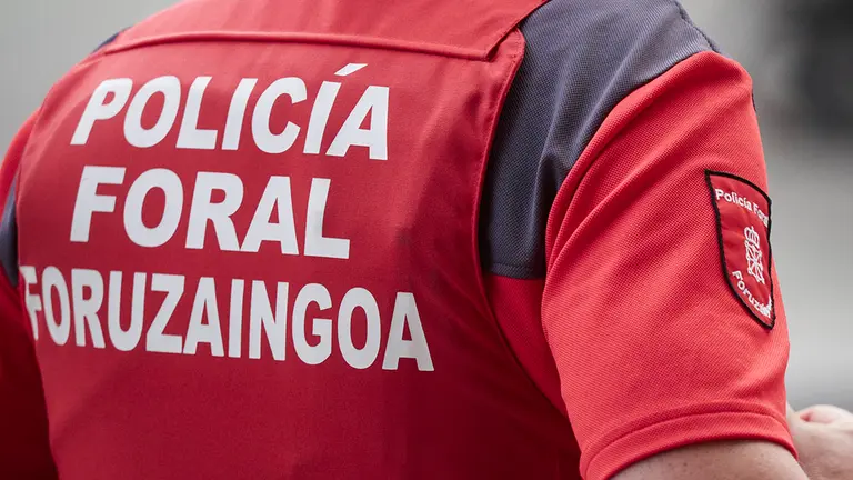 Un miembro de la policía foral, a 8 de septiembre de 2022, en Navarra (España). Durante el pleno, se han abordado cuestiones como la regulación de unos servicios mínimos de atención presencial al cliente de las entidades bancarias; la deflactación de la tarifa del IRPF; la retirada del proyecto de Decreto Foral por el que se aprueba el Plan de recuperación y conservación de las aves esteparias de Navarra y se designa la Zona de Especial Protección para las Aves 'Agroestepas de Navarra' y la realización de un análisis del exceso de mortalidad generado por las altas temperaturas este verano que prevengan los efectos del calor en la población.
08 SEPTIEMBRE 2022;NAVARRA;PLENO;DEFLACTACIÓN;IRPF;DECRETO FORAL
Eduardo Sanz / Europa Press
(Foto de ARCHIVO)
08/9/2022