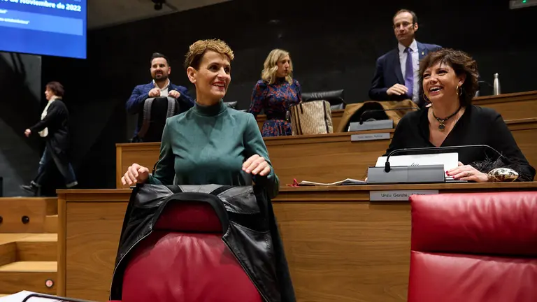 La presidenta del Gobierno, María Chivite, en su llegada al salón de plenos para el debate sobre el Estado de la Comunidad. PABLO LASAOSA