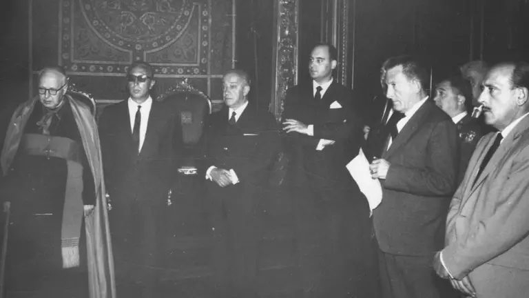 Imposición de la Medalla de oro al Mérito en el Trabajo a Félix Huarte Goñi, vicepresidente de la Diputación Foral, por el ministro de Trabajo, Jesús Romeo Gorría. Grupo de autoridades.

Vista general del grupo de autoridades asistentes al acto de imposición de la Medalla de oro al Mérito en el Trabajo a Félix Huarte Goñi, vicepresidente de la Diputación, por el ministro de Trabajo, Jesús Romero Gorría, en el salón del trono del Palacio de Navarra, en Pamplona. En primera fila, el arzobispo de Pamplona, Enrique Delgado Gómez; el ministro de Trabajo, Jesús Romeo Gorría; el vicepresidente de la Diputación Foral, Félix Huarte Goñi; el alcalde de Pamplona, Juan Miguel Arrieta Valentín; y los diputados forales Amadeo Marco Ilincheta y Ángel Bañón Mingo. Tras ellos un hombre (oculto por Amadeo Marco), el gobernador militar de Navarra, general Ramiro Lago García; y otro hombre.