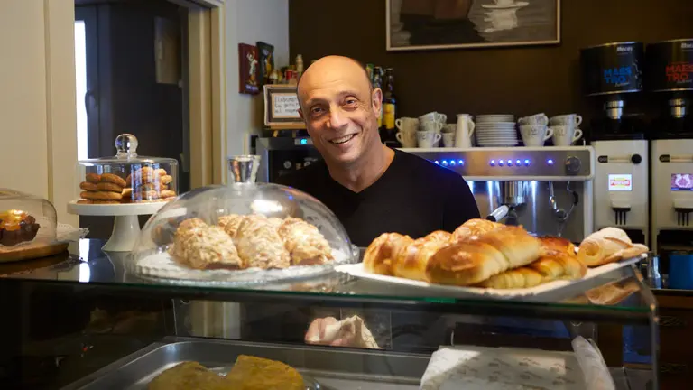 Cafetería El Ambigú, en el grupo Rinaldi 15 de Pamplona. IÑIGO ALZUGARAY
