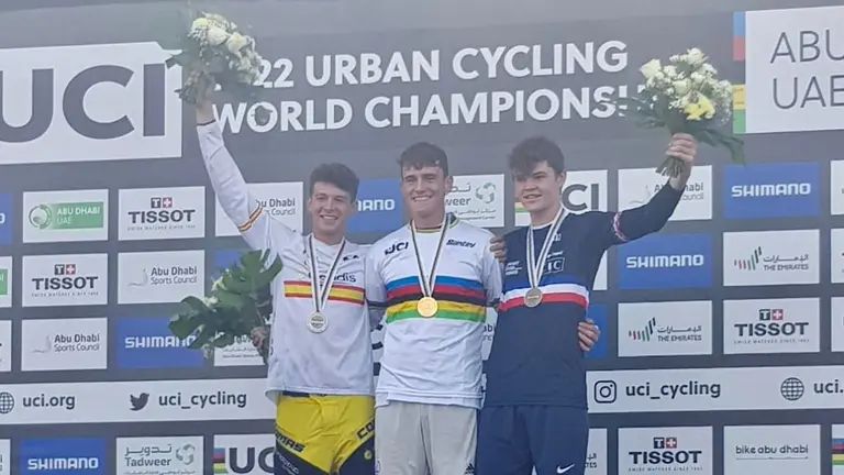 Diego Garrués celebra la victoria en el pódio. CEDIDA