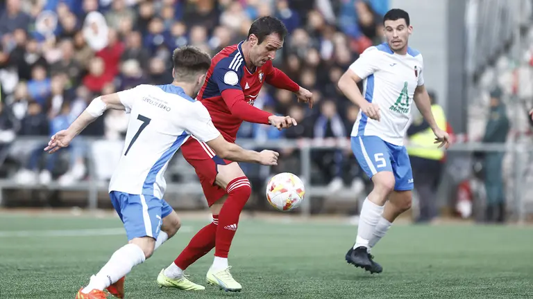 Kike García en situación de gol ante el Fuentes. CA Osasuna.