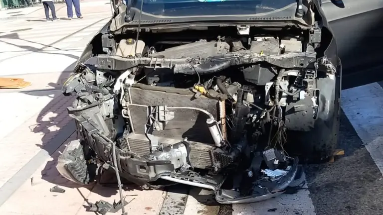 Imagen de cómo ha quedado uno de los coches implicados en el accidente. POLICÍA MUNICIPAL DE PAMPLONA