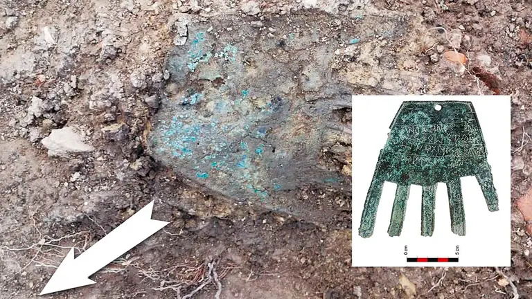 Imégenes de la pieza, antes de su extracción y un detalle posterior. SC.Aranzadi.