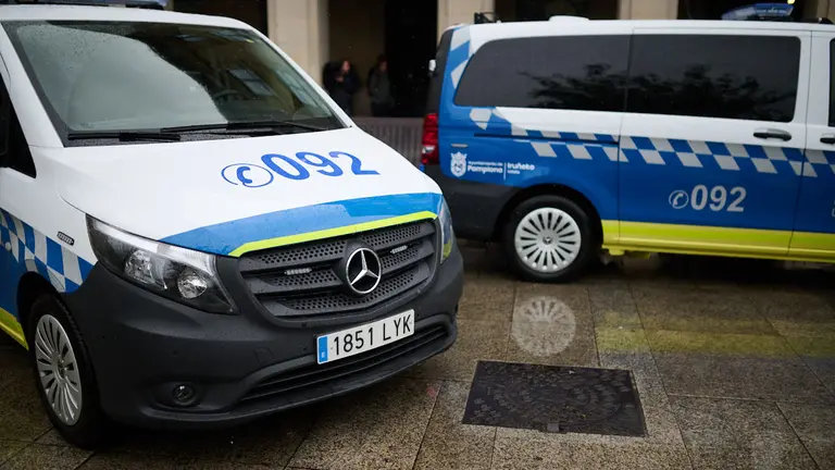 El alcalde Pamplona, Enrique Maya, junto con el jefe de Policía Municipal, Javier Goya, y el director de Seguridad Ciudadana, Patxi Fernández, presenta los nuevos vehículos que componen la flota de Policía Municipal. PABLO LASAOSA