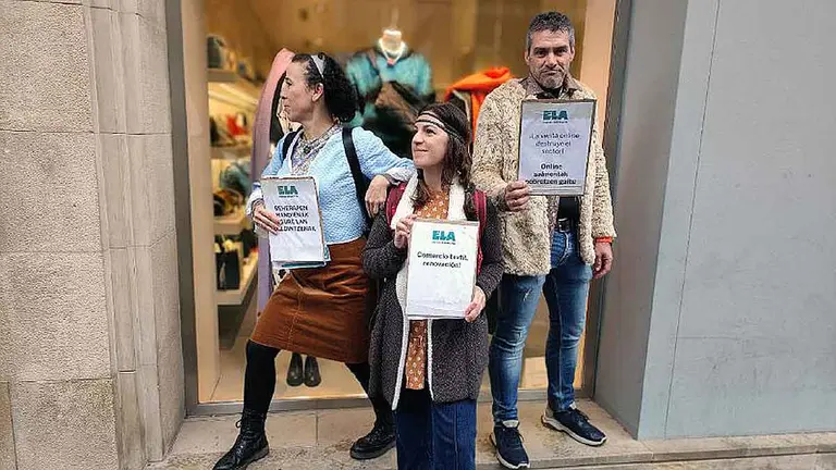 Vestidos con ropas "pasadas de moda", delegados de ELA han denunciado lo obsoleto del convenio colectivo del comercio textil. ELA