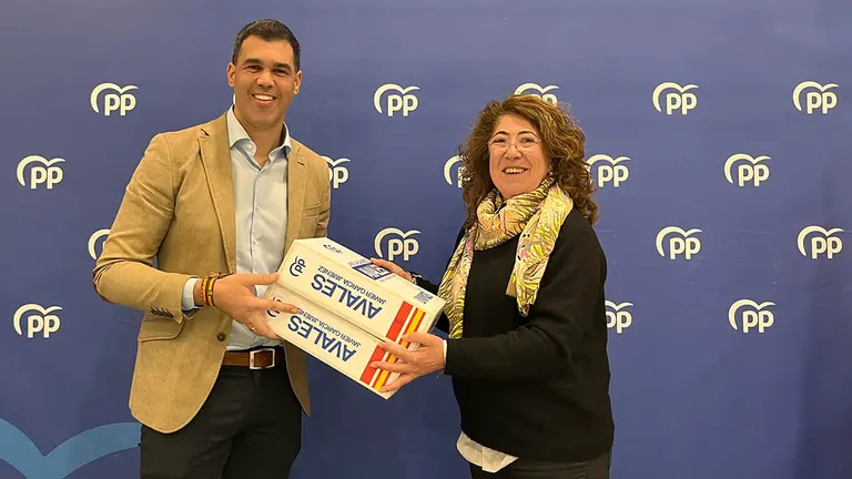 Javier García entrega los avales a Carmen Alba. PARTIDO POPULAR DE NAVARRA
