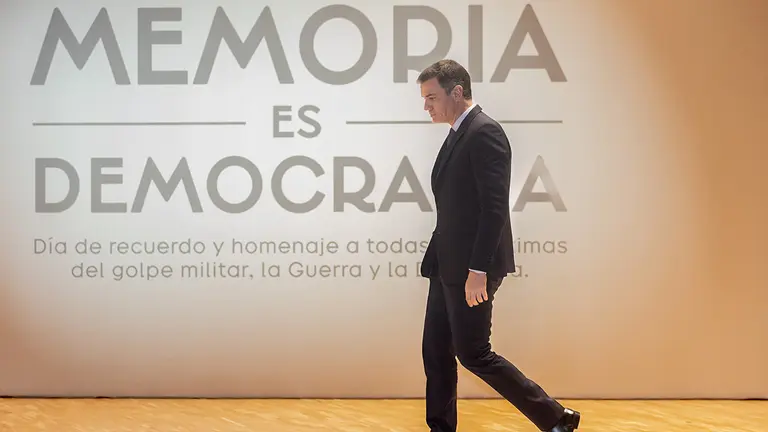 El presidente del Gobierno, Pedro Sánchez, a su llegada al acto conmemorativo con motivo del Día de Recuerdo y Homenaje a todas las víctimas del golpe militar, la guerra y la dictadura en la Sala de Cámara del Auditorio Nacional de Música, a 31 de octubre de 2022, en Madrid (España). El presidente del Gobierno entrega en un acto conmemorativo una veintena de diplomas a familiares de las víctimas y representantes de asociaciones, como las Trece Rosas, o las Sinsombrero. La Ley 20/2022 de Memoria Democrática, aprobada el pasado 19 de octubre de 2022, establece el día 31 de octubre como el Día de Recuerdo y Homenaje a todas las víctimas del golpe militar, la guerra y la dictadura.
31 OCTUBRE 2022;MADRID;HOMENAJE VICTIMAS;FRANQUISMO;
Eduardo Parra / Europa Press
31/10/2022