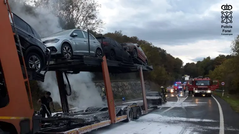 El camión, que transportaba coches, ha quedado bloqueando la carretera. POLICÍA FORAL