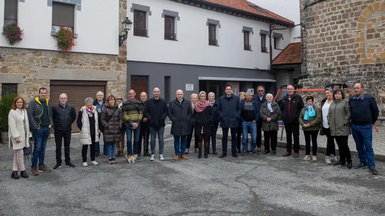 El vicepresidente Aierdi, el alcalde de Jaurrieta, Juan Carlos Unanue, Rubén Goñi, Alberto Bayona y vecinos y responsables de las obras. - GOBIERNO DE NAVARRA