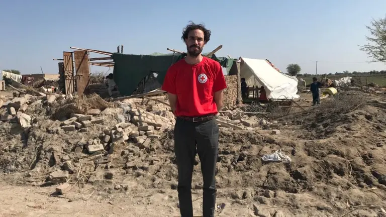 Miguel Acebrón permanecerá en Pakistán dos meses para paliar los efectos de las inundaciones para la población. CRUZ ROJA NAVARRA