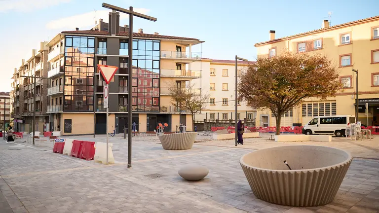 Los miembros de la Gerencia y la Comisión de Urbanismo del Ayuntamiento de Pamplona visitan las obras de reurbanización del barrio de Milagrosa, que afectan a las calles Manuel de Falla, Río Urrobi, Río Irati y Río Urederra. PABLO LASAOSA