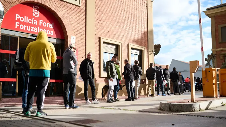 Acto reivindicativo en la comisaría central de Pamplona de Beloso de Policía Foral donde más de 100 policías han solicitado la permuta a policía municipal de Pamplona. PABLO LASAOSA