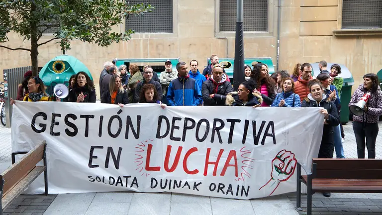 Concentración de trabajadores de instalaciones deportivas en Navarra. IÑIGO ALZUGARAY