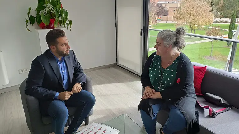 Encuentro del alcalde de Zizur Mayor Jon Gondán con Manuela Rodríguez en el Ayuntamiento.