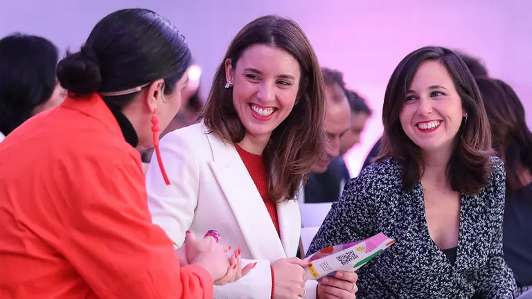 La periodista Nerea Pérez de las Heras, la ministra de Igualdad, Irene Montero, y la ministra de Derechos Sociales y Agenda 2030, Ione Belarra Urteaga, durante el acto 'A ti te importa: Estrategia de Erradicación de la violencia contra la Infancia y Adolescencia'. MARTA FERNÁNDEZ / EUROPA PRESS