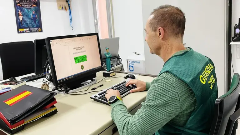 Un guardia civil investiga delitos de estafas en Pamplona. ARCHIVO