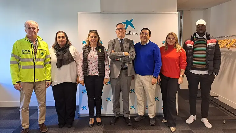 Representantes de Asociaciones y ONGs que colaboran con la carrera (ASVONA, DYA, Sonrisas de Ucrania, Tantaka) junto a Miguel Navarrete (CaixaBank) y David Chimeno (Coopera ONG). CAIXABANK