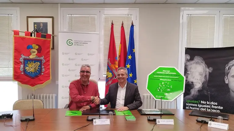 El alcalde de Beriáin, José Manuel Menéndez y el gerente de la Asociación contra el Cáncer Navarra, Javier García Sayés, firman el convencio. AECC