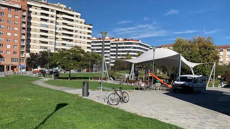 Plaza Manuel Turrillas en el barrio de Azpilagaña de Pamplona. Navarra.com