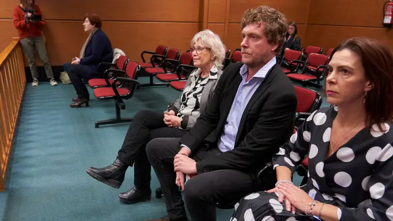 16/11/2022.- Comienza el juicio por las expulsiones del partido de varios dirigentes críticos con la dirección de Eusko Alkartasuna (EA) en el que este miércoles ha testificado, entre otros, la actual secretaria general, Eba Blanco (i), y Maiorga Ramírez (2d), uno de los expulsados de la formación. EFE /L. Rico