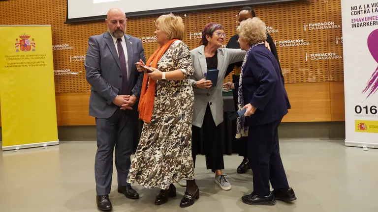 Médicos del Mundo, el IESO Reyno de Navarra de Azagra y Asun Casasola, madre de Nagore Lafagge, han recibido el premio Meninas 2022, como reconocimiento de la Delegación del Gobierno a organizaciones, instituciones y personas comprometidas con la erradicación de la violencia contra la mujer. IÑIGO ALZUGARAY