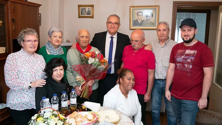 Visita del alcade a Pedro Samanes por su cien cumpleaños. AYUNTAMIENTO DE PAMPLONA