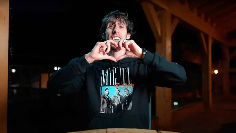 El cantante navarro, Javi Robles, en un fotograma del videoclip de su última canción: "Terracita".