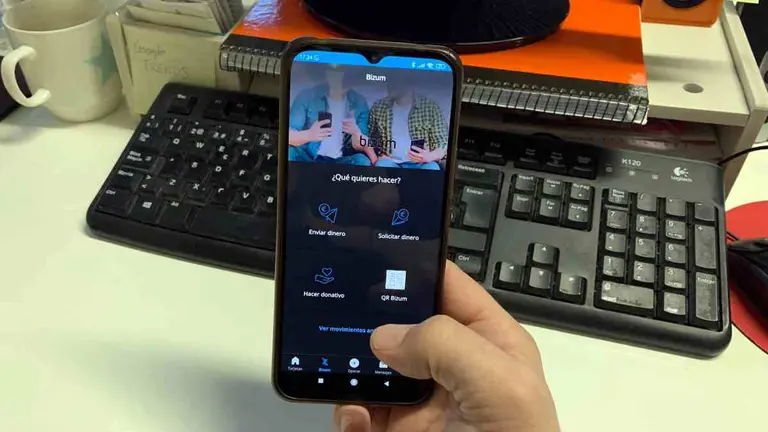 Un usuario se dispone a hacer una operación mediante la aplicación de Bizum. NAVARRA.COM