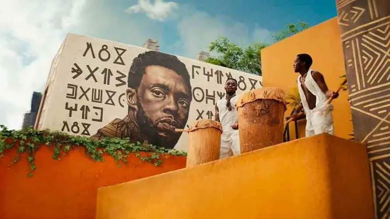 Chadwick Boseman siendo homenajeado en Black Panther Wakanda Forever.