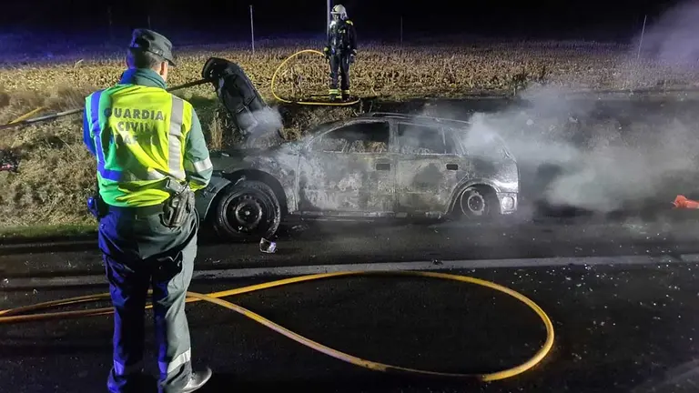 Extinguido el incendio de un vehículo en la NA-132. GUARDIA CIVIL