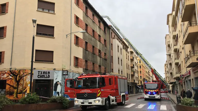 Incendio en el calle Paulino Caballero de Pamplona. IÑIGO ALZUGARAY