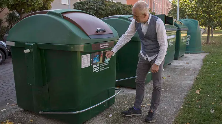 El presidente de la Mancomunidad, David Campión junto a unos contenedores que se abren mediante tarjeta electrónica o app móvil. ARCHIVO