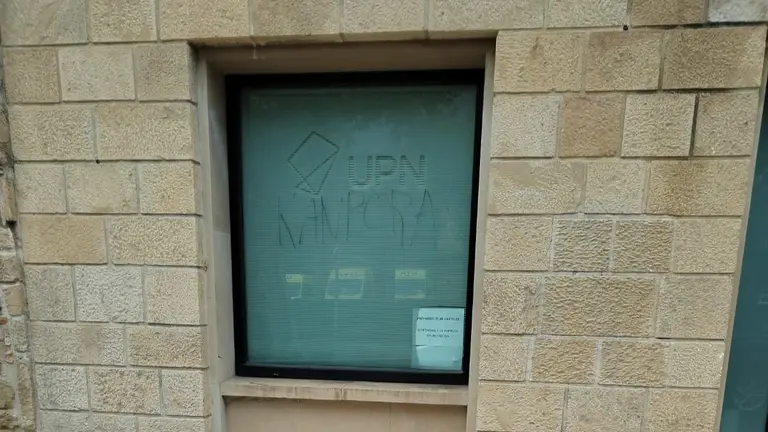 Pintadas de 'UPN Kampora' en la sede del partido regionalista en Puente la Reina. CEDIDA