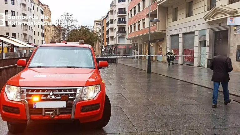 Bomberos intervienen en el incendio de un transformador de alta tensión soterrado en una arqueta en Carlos III. BOMBEROS DE NAVARRA