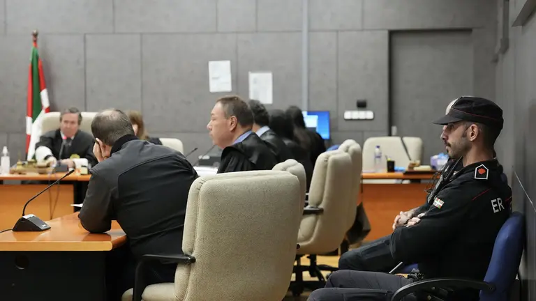 Vista de la sala en la jornada de inicio del juicio, en la Audiencia Provincial de Bizkaia, contra el acusado de matar a su tío en Amorebieta (Vizcaya). H.BILBAO-EUROPA PRESS