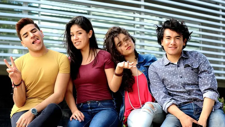 Jóvenes delante de un centro universitario. CEDIDA