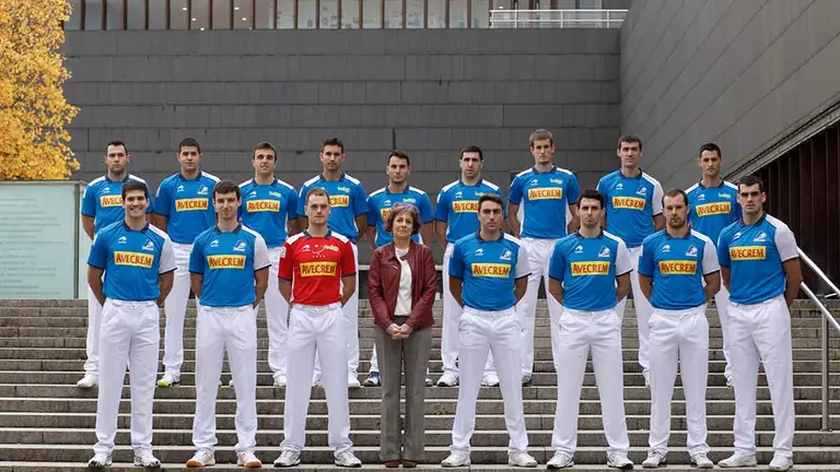 Los pelotaris que disputarán el Campeonato de Parejas de Pelota Mano posan junto a la consejera de Cultura y Deportes, Rebeca Esnaola. NICDO