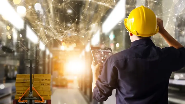 Un operario de logística en una nave industrial. CEDIDA