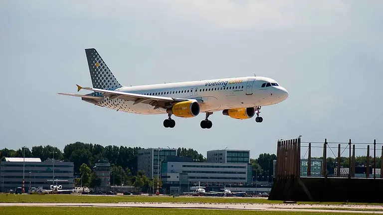 Un avión en maniobra de aterrizaje. PIXABAI