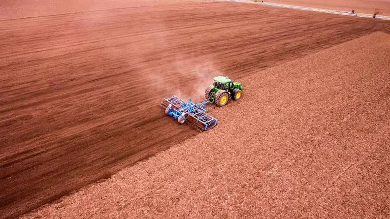 Un agricultor trabajando en el campo. ARCHIVO