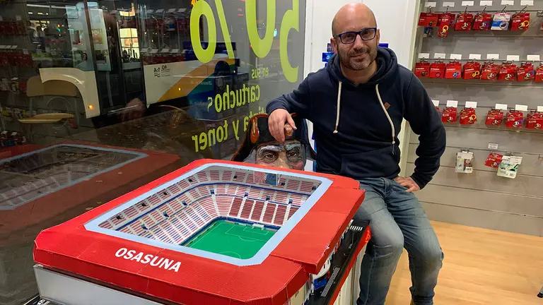 Pablo Cornago junto a la maqueta de El Sadar en su tienda de Baja Navarra. Navarra.com