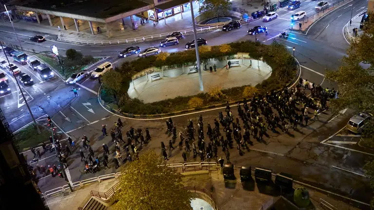 Manifestación de los vecinos de San Jorge para reivindicar el soterramiento de la rotonda. IÑIGO ALZUGARAY