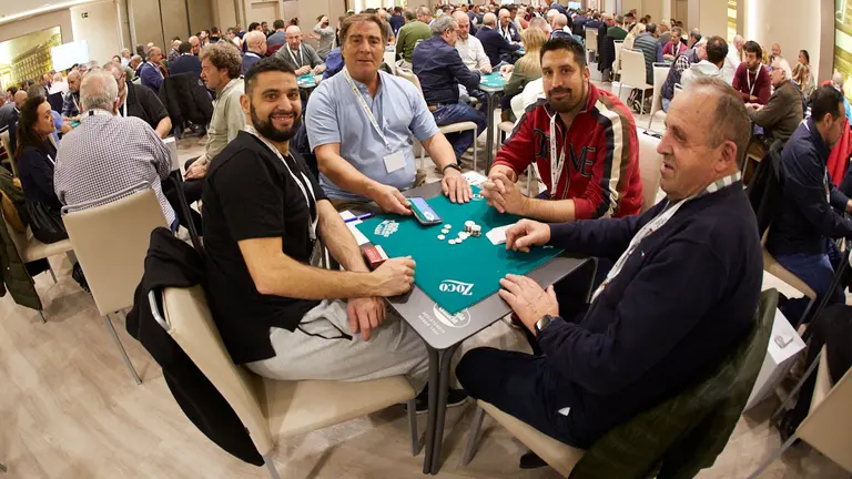 Inicio del Máster Internacional de Mus que se celebra en el Hotel Iruña Park de Pamplona y en el que participan 320 parejas en 160 mesas. IÑIGO ALZUGARAY