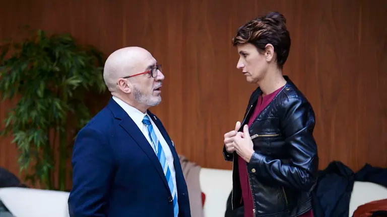 El consejero Cigudosa habla con la presidenta del Gobierno de Navarra, María Chivite. PABLO LASAOSA