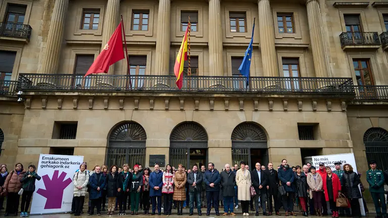 Concentración del Gobierno de Navarra con motivo del Día Internacional de la Eliminación de la Violencia contra las Mujeres. PABLO LASAOSA