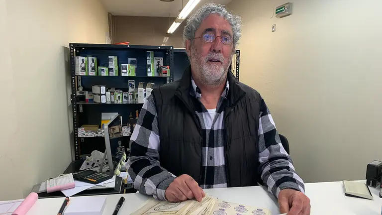 Juan Carlos en el interior de su tienda 'Estudio K' en Pamplona. Navarra.com