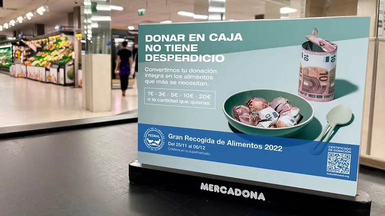 Donación en caja en la Gran Recogida de Alimentos en Mercadona. MERCADONA