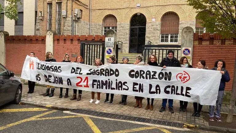 Concentración de trabajadoras de la reisdencia Sagrado Corazón de Pamplona. LAB